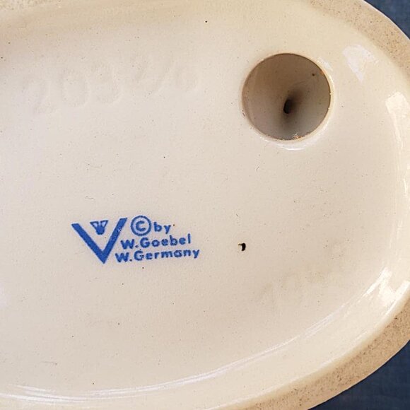 Pair of Vintage Hummels: Little Sweeper and Signs of Spring - Picture 8 of 9